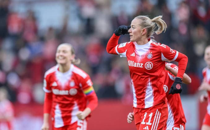 GER, München, FC Bayern München vs Hamburger SV, Google Pixel Frauen Bundesliga, Fussball, DFB, Spielzeit 2025 2026, FC Bayern Campus, 13. Spieltag, im Bild: Lea Schüller (Bayern München 11), Tor, Freude, Jubel und Emotion, 6:0 DFB DFL REGULATIONS PROHIBIT ANY USE OF PHOTOGRAPHS AS IMAGE SEQUENCES AND OR QUASI-VIDEO, 14.12.2025 Copyright: HMBxMedia HendrikxHamelau