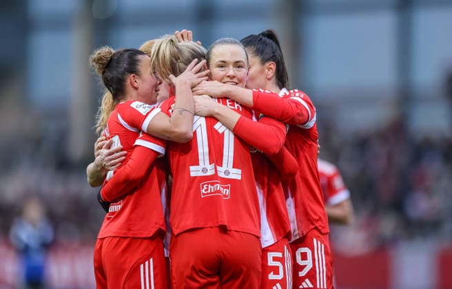 GER, München, FC Bayern München vs Hamburger SV, Google Pixel Frauen Bundesliga, Fussball, DFB, Spielzeit 2025 2026, FC Bayern Campus, 13. Spieltag, im Bild: Lea Schüller (Bayern München 11), Tor, Freude, Jubel und Emotion, 6:0 DFB DFL REGULATIONS PROHIBIT ANY USE OF PHOTOGRAPHS AS IMAGE SEQUENCES AND OR QUASI-VIDEO, 14.12.2025 Copyright: HMBxMedia HendrikxHamelau