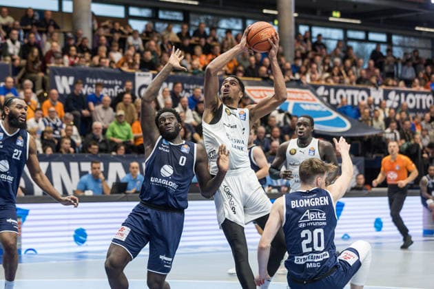 GER, easy-Credit Basketball-Bundesliga, Syntainics MBC - Basketball Löwen Braunschweig. 14.12.2025, Stadthalle, Weißenfels, GER, easy-Credit Basketball-Bundesliga, Syntainics MBC - Basketball Löwen Braunschweig. David NGuessan (Basketball Löwen Braunschweig, 1), Khyri Thomas (Syntainics MBC, 0) Â Foto Alexander Trienitz Weißenfels Stadthalle Sachsen-Anhalt Deutschland