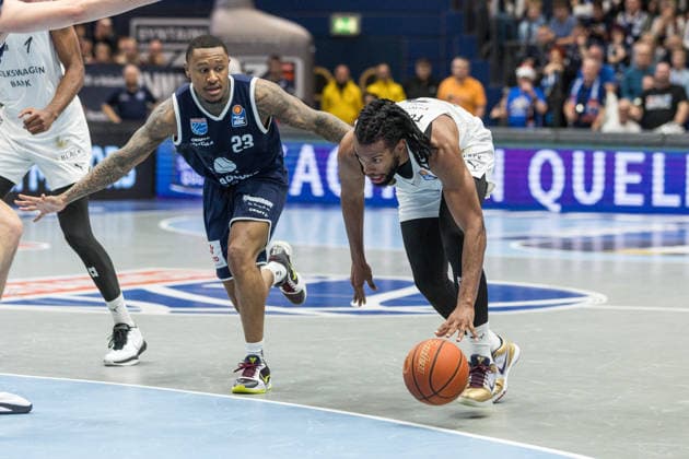 GER, easy-Credit Basketball-Bundesliga, Syntainics MBC - Basketball Löwen Braunschweig. 14.12.2025, Stadthalle, Weißenfels, GER, easy-Credit Basketball-Bundesliga, Syntainics MBC - Basketball Löwen Braunschweig. Chip Flanigan (Basketball Löwen Braunschweig, 30), Charles Callison (Syntainics MBC, Charles Callison (Syntainics MBC, 23) Â Foto Alexander Trienitz Weißenfels Stadthalle Sachsen-Anhalt Deutschland