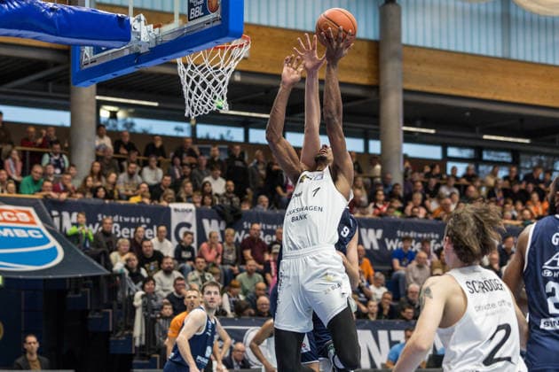 GER, easy-Credit Basketball-Bundesliga, Syntainics MBC - Basketball Löwen Braunschweig. 14.12.2025, Stadthalle, Weißenfels, GER, easy-Credit Basketball-Bundesliga, Syntainics MBC - Basketball Löwen Braunschweig. David NGuessan (Basketball Löwen Braunschweig, 1) Â Foto Alexander Trienitz Weißenfels Stadthalle Sachsen-Anhalt Deutschland