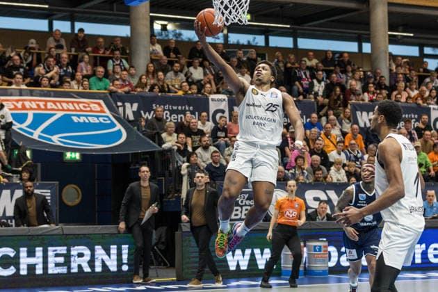 GER, easy-Credit Basketball-Bundesliga, Syntainics MBC - Basketball Löwen Braunschweig. 14.12.2025, Stadthalle, Weißenfels, GER, easy-Credit Basketball-Bundesliga, Syntainics MBC - Basketball Löwen Braunschweig. Grant Sherfield (Basketball Löwen Braunschweig, 25) Â Foto Alexander Trienitz Weißenfels Stadthalle Sachsen-Anhalt Deutschland