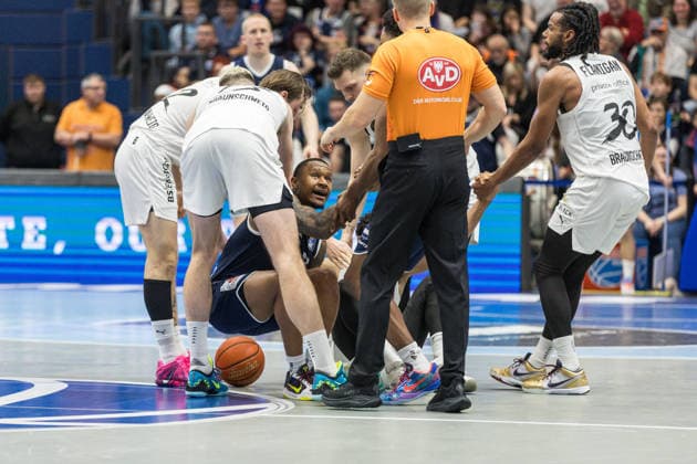GER, easy-Credit Basketball-Bundesliga, Syntainics MBC - Basketball Löwen Braunschweig. 14.12.2025, Stadthalle, Weißenfels, GER, easy-Credit Basketball-Bundesliga, Syntainics MBC - Basketball Löwen Braunschweig. Charles Callison (Syntainics MBC, 23) im Getümmel Â Foto Alexander Trienitz Weißenfels Stadthalle Sachsen-Anhalt Deutschland