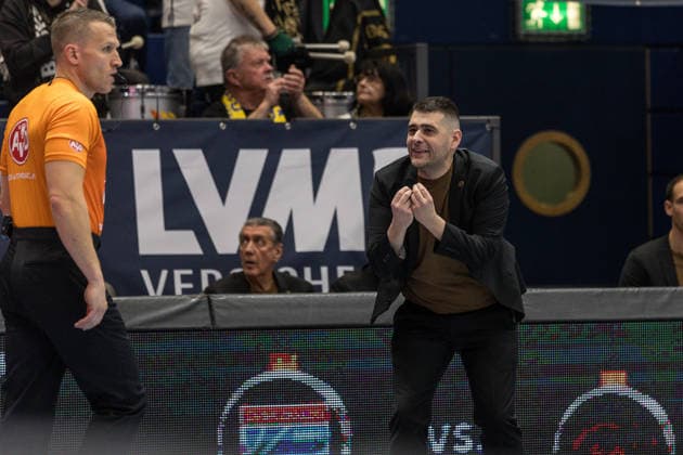 GER, easy-Credit Basketball-Bundesliga, Syntainics MBC - Basketball Löwen Braunschweig. 14.12.2025, Stadthalle, Weißenfels, GER, easy-Credit Basketball-Bundesliga, Syntainics MBC - Basketball Löwen Braunschweig. Konstantinos Papazoglou (Head Coach), Basketball Löwen Braunschweig Â Foto Alexander Trienitz Weißenfels Stadthalle Sachsen-Anhalt Deutschland