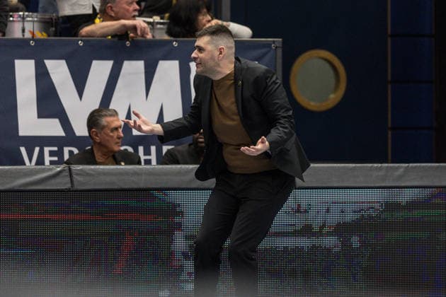 GER, easy-Credit Basketball-Bundesliga, Syntainics MBC - Basketball Löwen Braunschweig. 14.12.2025, Stadthalle, Weißenfels, GER, easy-Credit Basketball-Bundesliga, Syntainics MBC - Basketball Löwen Braunschweig. Konstantinos Papazoglou (Head Coach), Basketball Löwen Braunschweig Â Foto Alexander Trienitz Weißenfels Stadthalle Sachsen-Anhalt Deutschland