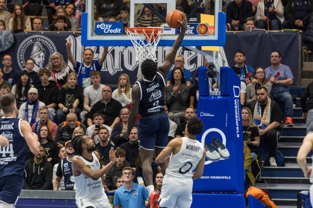 GER, easy-Credit Basketball-Bundesliga, Syntainics MBC - Basketball Löwen Braunschweig. 14.12.2025, Stadthalle, Weißenfels, GER, easy-Credit Basketball-Bundesliga, Syntainics MBC - Basketball Löwen Braunschweig. Khyri Thomas (Syntainics MBC, 0) Â Foto Alexander Trienitz Weißenfels Stadthalle Sachsen-Anhalt Deutschland