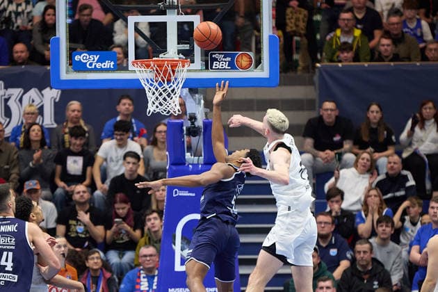 Marcus Foster (MBC, 5), Philipp Hartwich (Braunschweig, 15), Syntainics MBC vs. Basketball Löwen Braunschweig, Basketball, Bundesliga, Maenner, Saison 2025 26, 10. Spieltag, 14.12.2025. Weissenfels Stadthalle Sachsen-Anhalt Deutschland