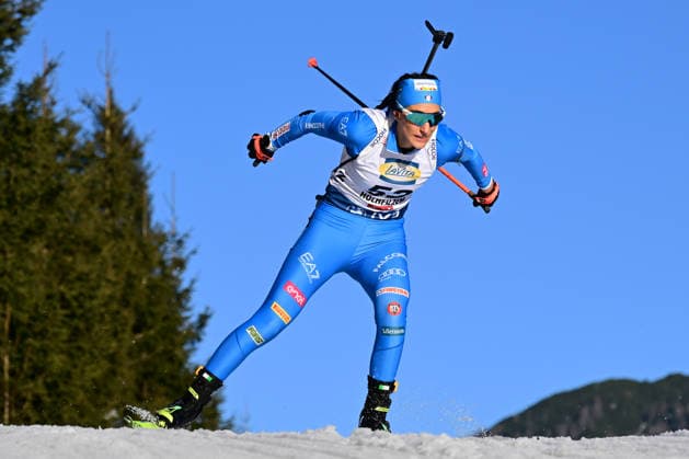 BIATHLON - PASSLER Rebecca (ITA) bei der 10 km Verfolgung der Damen während des BMW IBU World Cup Biathlon Hochfilzen am 14.12.2025, Österreich, Tirol Hochfilzen Biathlon Stadion Tirol Österreich *** BIATHLON PASSLER Rebecca ITA in the womens 10 km pursuit during the BMW IBU World Cup Biathlon Hochfilzen on 14 12 2025, Austria, Tirol Hochfilzen Biathlon Stadium Tirol Austria
