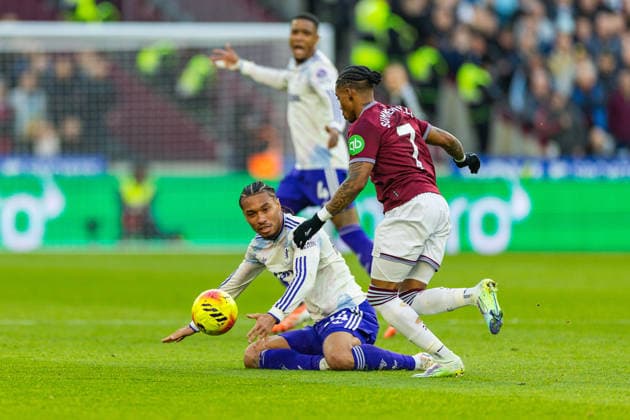 West Ham United v Aston Villa Premier League 14 12 2025. West Ham United forward Crysencio Summerville (7) fouls Aston Villa midfielder Boubacar Kamara (44) during the Premier League match between West Ham United and Aston Villa at the London Stadium, London, England on 14 December 2025. London London Stadium England Editorial use only DataCo restrictions apply See www.football-dataco.com , Copyright: xToyinxOshodix PSI-23410-0036