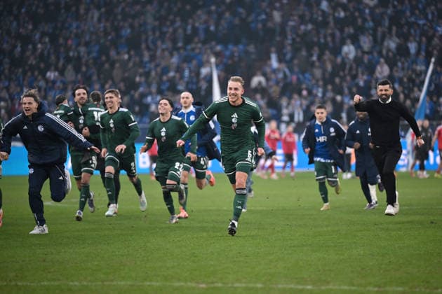 Trainer Miron Muslic (FC Schalke 04), Timo Becker (FC Schalke 04), vorne v.re. feiern mit den Mitspielern den Sieg 14.12.2025, Fussball 2. Bundesliga, Saison 2025 2026, 16. Spieltag, FC Schalke 04 - 1. FC Nürnberg DFL regulations prohibit any use of photographs as image sequences and or quasi-video Gelsenkirchen Veltins Arena Nordrhein Westfalen Deutschland