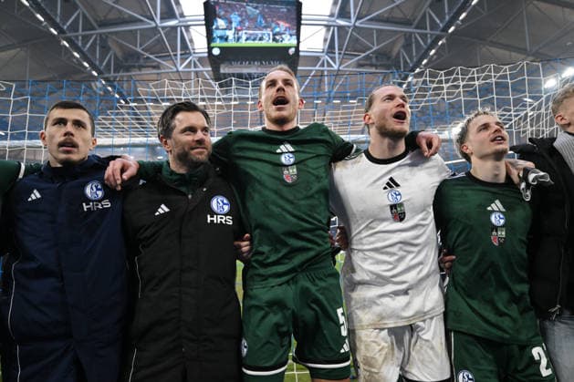 Ron Schallenberg (FC Schalke 04), Tim Hoogland (Co Trainer FC Schalke 04), Timo Becker (FC Schalke 04), Torwart Loris Karius (Schalke 04), Finn Porath (FC Schalke 04), v.li., feiern den Sieg 14.12.2025, Fussball 2. Bundesliga, Saison 2025 2026, 16. Spieltag, FC Schalke 04 - 1. FC Nürnberg DFL regulations prohibit any use of photographs as image sequences and or quasi-video Gelsenkirchen Veltins Arena Nordrhein Westfalen Deutschland