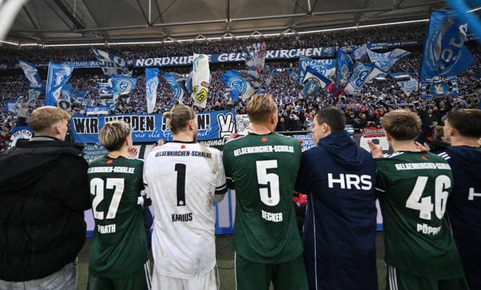 Schalkes Spieler feiern bei ihren Fans in der Nordkurve, mitte Torwart Loris Karius (Schalke 04), Timo Becker (FC Schalke 04) 14.12.2025, Fussball 2. Bundesliga, Saison 2025 2026, 16. Spieltag, FC Schalke 04 - 1. FC Nürnberg DFL regulations prohibit any use of photographs as image sequences and or quasi-video Gelsenkirchen Veltins Arena Nordrhein Westfalen Deutschland
