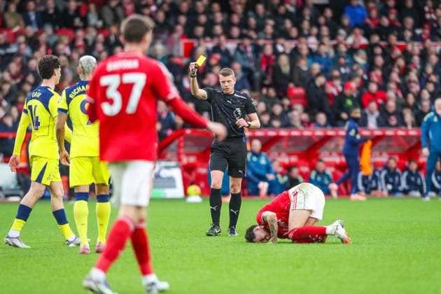 Nottingham Forest v Tottenham Hotspur, Premier League Referee Sam Barrott shows a yellow card to Archie Gray Of Tottenham Hotspur during the Nottingham Forest v Tottenham Hotspur Premier League match at the City Ground, West Bridgford, England on 14 December 2025 Credit: Lee Keuneke Every Second Media Editorial use only. All images are copyright Every Second Media Limited. No images may be reproduced without prior permission. All rights reserved. Premier League and Football League images are subject to licensing agreements with Football DataCo Limited. see https: www.football-dataco.com Copyright: xIMAGO EveryxSecondxMediax ESM-1708-0037 LeexKeunekex xEveryxSecondxMediax