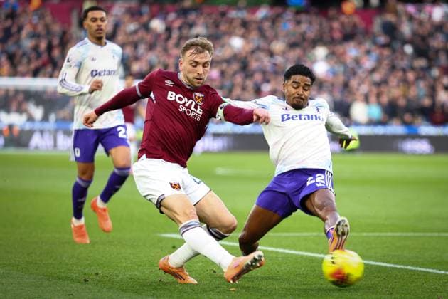 Jarrod Bowen of West Ham United under pressure from Ian Maatsen of Aston Villa West Ham United v Aston Villa, Premier League, Football, London Stadium, London, UK - 14 Dec 2025London London Stadium United Kingdom EDITORIAL USE ONLY No use with unauthorised audio, video, data, fixture lists, club league logos or live services. Online in-match use limited to 120 images, no video emulation. No use in betting, games or single club league player publications. Copyright: xSimonxDael Shutterstockx 16081588ar