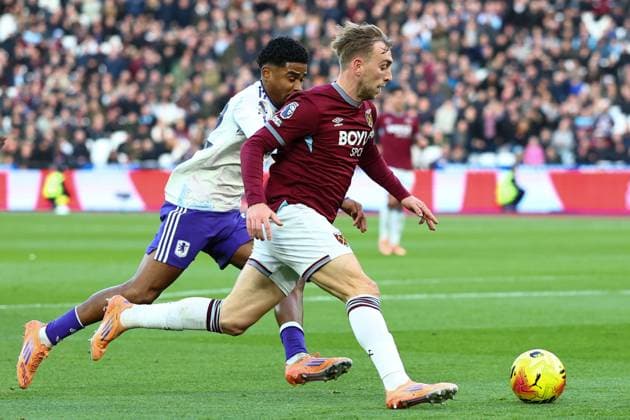 Jarrod Bowen of West Ham United under pressure from Ian Maatsen of Aston Villa West Ham United v Aston Villa, Premier League, Football, London Stadium, London, UK - 14 Dec 2025London London Stadium United Kingdom EDITORIAL USE ONLY No use with unauthorised audio, video, data, fixture lists, club league logos or live services. Online in-match use limited to 120 images, no video emulation. No use in betting, games or single club league player publications. Copyright: xSimonxDael Shutterstockx 16081588as
