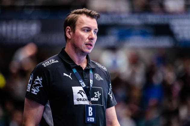 Filip Jicha (THW Kiel, Trainer) ist enttaeuscht unzufrieden GER, TBV Lemgo Lippe vs. THW Kiel, Handball, 1. Bundesliga, 17. Spieltag, Spielzeit 2025 2026, 14.12.2025 GER, TBV Lemgo Lippe vs. THW Kiel, Handball, 1. Bundesliga, 17. Spieltag, Spielzeit 2025 2026, 14.12.2025 Lemgo Copyright: xEibner-Pressefoto JanxRollingerx EP_JSK