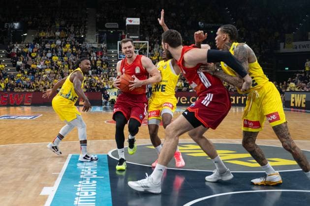 GER, Basketball, easy Credit- BBL, EWE Baskets Oldenburg vs FC Bayern München Basketball 14.12.2025, EWE Arena, Oldenburg, GER, easy Credit-BBL, EWE Baskets Oldenburg vs FC Bayern München Basketball, im Bild Andreas OBST ( FC Bayern München Basketball 13 ) Leon KRATZER ( FC Bayern München Basketball 8 ) Michale KYSER ( EWE Baskets Oldenburg 12 )