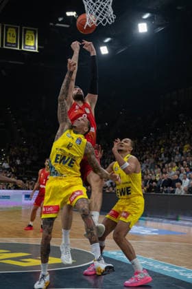 GER, Basketball, easy Credit- BBL, EWE Baskets Oldenburg vs FC Bayern München Basketball 14.12.2025, EWE Arena, Oldenburg, GER, easy Credit-BBL, EWE Baskets Oldenburg vs FC Bayern München Basketball, im Bild Leon KRATZER ( FC Bayern München Basketball 8 ) Michale KYSER ( EWE Baskets Oldenburg 12 ) Nicholas TISCHLER ( EWE Baskets Oldenburg 11 )