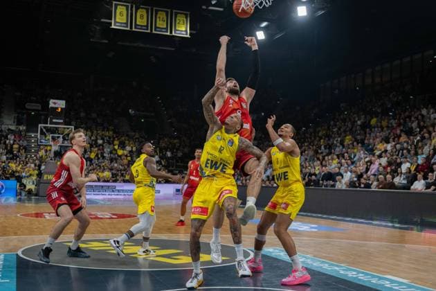 GER, Basketball, easy Credit- BBL, EWE Baskets Oldenburg vs FC Bayern München Basketball 14.12.2025, EWE Arena, Oldenburg, GER, easy Credit-BBL, EWE Baskets Oldenburg vs FC Bayern München Basketball, im Bild Leon KRATZER ( FC Bayern München Basketball 8 ) Michale KYSER ( EWE Baskets Oldenburg 12 ) Nicholas TISCHLER ( EWE Baskets Oldenburg 11 )
