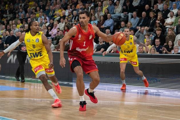GER, Basketball, easy Credit- BBL, EWE Baskets Oldenburg vs FC Bayern München Basketball 14.12.2025, EWE Arena, Oldenburg, GER, easy Credit-BBL, EWE Baskets Oldenburg vs FC Bayern München Basketball, im Bild Oskar DA SILVA ( FC Bayern München Basketball 1 ) James WOODARD ( EWE Baskets Oldenburg 10 )