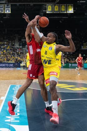 GER, Basketball, easy Credit- BBL, EWE Baskets Oldenburg vs FC Bayern München Basketball 14.12.2025, EWE Arena, Oldenburg, GER, easy Credit-BBL, EWE Baskets Oldenburg vs FC Bayern München Basketball, im Bild Oskar DA SILVA ( FC Bayern München Basketball 1 ) James WOODARD ( EWE Baskets Oldenburg 10 )