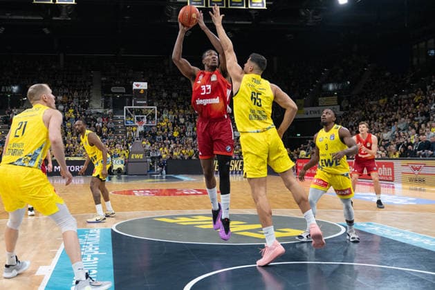 GER, Basketball, easy Credit- BBL, EWE Baskets Oldenburg vs FC Bayern München Basketball 14.12.2025, EWE Arena, Oldenburg, GER, easy Credit-BBL, EWE Baskets Oldenburg vs FC Bayern München Basketball, im Bild David McCORMACK ( FC Bayern München Basketball 33 ) Filip STANIC ( EWE Baskets Oldenburg 65 )