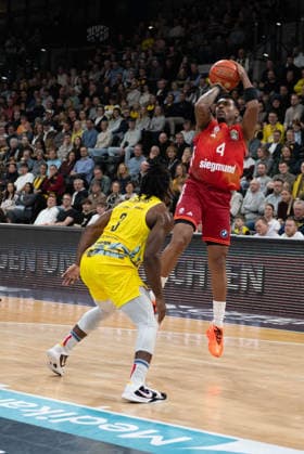 GER, Basketball, easy Credit- BBL, EWE Baskets Oldenburg vs FC Bayern München Basketball 14.12.2025, EWE Arena, Oldenburg, GER, easy Credit-BBL, EWE Baskets Oldenburg vs FC Bayern München Basketball, im Bild Xavier RATHAN-MAYES ( FC Bayern München Basketball 4 ) Chris CLEMONS ( EWE Baskets Oldenburg 3 )