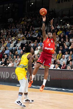GER, Basketball, easy Credit- BBL, EWE Baskets Oldenburg vs FC Bayern München Basketball 14.12.2025, EWE Arena, Oldenburg, GER, easy Credit-BBL, EWE Baskets Oldenburg vs FC Bayern München Basketball, im Bild Xavier RATHAN-MAYES ( FC Bayern München Basketball 4 ) Chris CLEMONS ( EWE Baskets Oldenburg 3 )