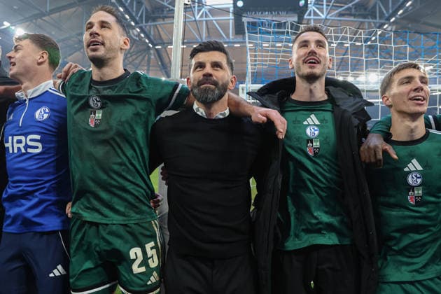 2. Bundesliga - FC Schalke 04 - 1. FC Nürnberg am 14.12.2025 in der Veltins-Arena auf Schalke Jubel und Freude über den Sieg bei der Mannschaft von Schalke, hier u.a. mit Trainer Miron Muslic (Schalke)