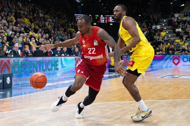 GER, Basketball, easy Credit- BBL, EWE Baskets Oldenburg vs FC Bayern München Basketball 14.12.2025, EWE Arena, Oldenburg, GER, easy Credit-BBL, EWE Baskets Oldenburg vs FC Bayern München Basketball, im Bild Isiaha MIKE ( FC Bayern München Basketball 22 ) Dakarai TUCKER ( EWE Baskets Oldenburg 7 )