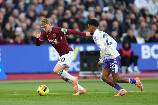Jarrod Bowen of West Ham United receives pressure from Ian Maatsen of Aston Villa during the Premier League match between West Ham and Aston Villa at London Stadium in London, England (Photo by Alexander Canillas Sports Press Photo) Copyright: xAlexanderxCanillas SPPx Sportspressphoto_SPR73534