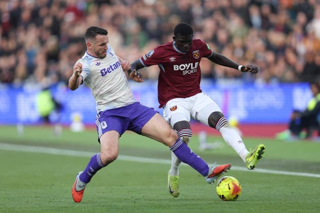 John McGinn of Aston Villa tackles El Hadji Malick Diouf of West Ham United during the Premier League match between West Ham and Aston Villa at London Stadium in London, England (Photo by Alexander Canillas Sports Press Photo) Copyright: xAlexanderxCanillas SPPx Sportspressphoto_SPR73535