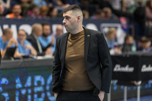 GER, easy-Credit Basketball-Bundesliga, Syntainics MBC - Basketball Löwen Braunschweig. 14.12.2025, Stadthalle, Weißenfels, GER, easy-Credit Basketball-Bundesliga, Syntainics MBC - Basketball Löwen Braunschweig. Konstantinos Papazoglou (Head Coach), Basketball Löwen Braunschweig Â Foto Alexander Trienitz Weißenfels Stadthalle Sachsen-Anhalt Deutschland