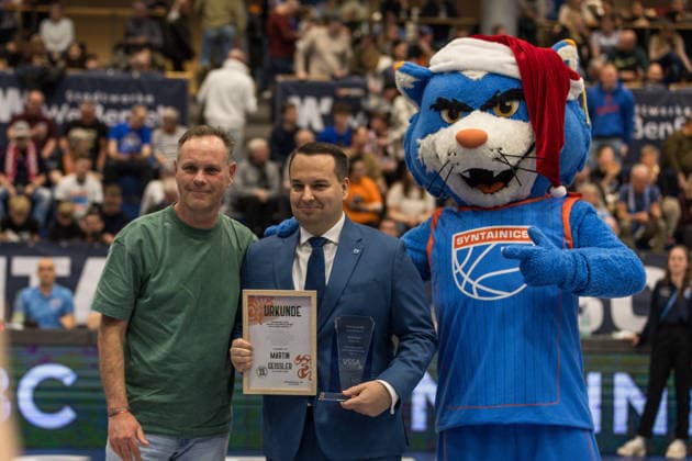 GER, easy-Credit Basketball-Bundesliga, Syntainics MBC - Basketball Löwen Braunschweig. 14.12.2025, Stadthalle, Weißenfels, GER, easy-Credit Basketball-Bundesliga, Syntainics MBC - Basketball Löwen Braunschweig. Martin Geissler (Geschäftsführer des Syntainics MBC) erhält eine Auszeichnung vom Verband der Sportjournalisten von Sachsen-Anhalt. Â Foto Alexander Trienitz Weißenfels Stadthalle Sachsen-Anhalt Deutschland
