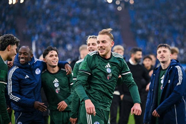 14.12.2025, Fussball, 2. Bundesliga, Saison 2025 2026, 16. Spieltag, FC Schalke 04 - 1.FC Nürnberg, Die Spieler des FC Schalke 04 freuen sich über den Sieg, Timo Becker (FC Schalke 04) xRHR-FOTO YYx