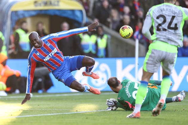 Crystal Palace v Manchester City 14 December 2025, London - Premier League Football - Crystal Palace v Manchester City - Jean-Philippe Mateta of Crystal Palace is tripped by Manchester City goalkeeper Gianluigi Donnarumma - Photo: Jacques Feeney Offside. London UK Copyright: xJacquesxFeeneyx xOffsidexOffside