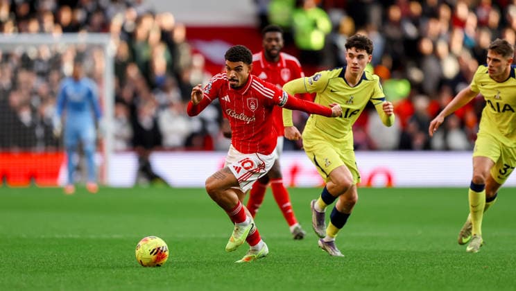 Nottingham Forest v Tottenham Hotspur Premier League 14 12 2025. Nottingham Forest midfielder Morgan Gibbs-White (10) during the Premier League match between Nottingham Forest and Tottenham Hotspur at the City Ground, Nottingham, England on 14 December 2025. Editorial use only DataCo restrictions apply See www.football-dataco.com , Copyright: xSimonxDaviesx PSI-23409-0064