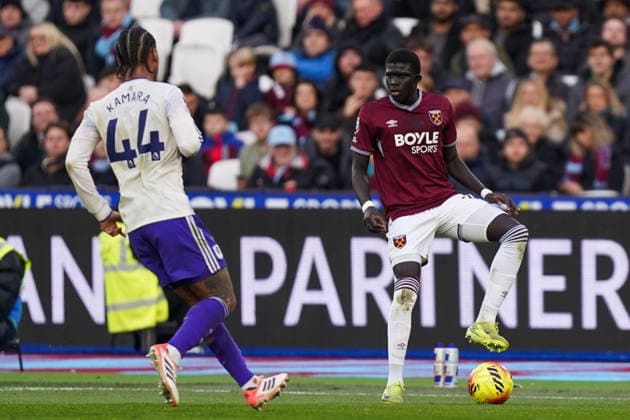 West Ham United v Aston Villa, Premier League El Hadji Malick Diouf of West Ham United under pressure from Boubacar Kamara of Aston Villa during the West Ham United v Aston Villa Premier League match at the London Stadium, London, England on 14 December 2025 Credit: Dylan Hepworth Every Second Media Editorial use only. All images are copyright Every Second Media Limited. No images may be reproduced without prior permission. All rights reserved. Premier League and Football League images are subject to licensing agreements with Football DataCo Limited. see https: www.football-dataco.com Copyright: xIMAGO EveryxSecondxMediax ESM-1707-0055 DylanxHepworthx xEveryxSecondxMediax