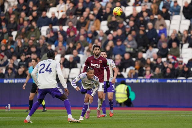 West Ham United v Aston Villa, Premier League Boubacar Kamara of Aston Villa under pressure from Lucas Paqueta of West Ham United during the West Ham United v Aston Villa Premier League match at the London Stadium, London, England on 14 December 2025 Credit: Dylan Hepworth Every Second Media Editorial use only. All images are copyright Every Second Media Limited. No images may be reproduced without prior permission. All rights reserved. Premier League and Football League images are subject to licensing agreements with Football DataCo Limited. see https: www.football-dataco.com Copyright: xIMAGO EveryxSecondxMediax ESM-1707-0056 DylanxHepworthx xEveryxSecondxMediax