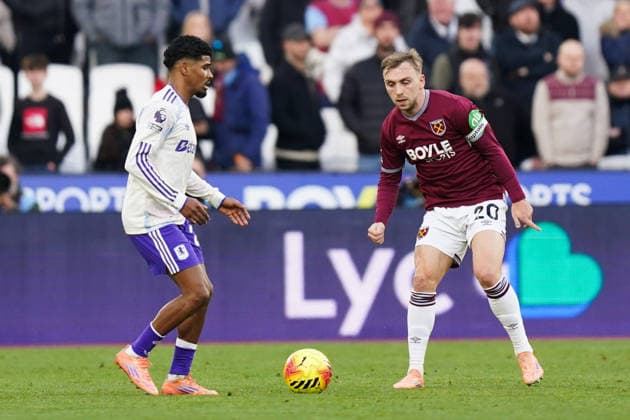 West Ham United v Aston Villa, Premier League Ian Maatsen of Aston Villa under pressure from Jarrod Bowen of West Ham United during the West Ham United v Aston Villa Premier League match at the London Stadium, London, England on 14 December 2025 Credit: Dylan Hepworth Every Second Media Editorial use only. All images are copyright Every Second Media Limited. No images may be reproduced without prior permission. All rights reserved. Premier League and Football League images are subject to licensing agreements with Football DataCo Limited. see https: www.football-dataco.com Copyright: xIMAGO EveryxSecondxMediax ESM-1707-0057 DylanxHepworthx xEveryxSecondxMediax