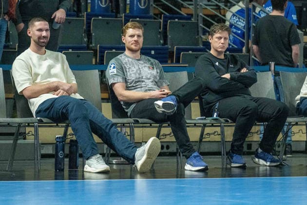 14.12.2025, xlakx, Handball Daikin HBL, Fuechse Berlin - HSG Wetzlar v.l. Fabian Wiede (Fuechse Berlin), Maximilian Rinderle Fuechse Berlin Co.Trainer), Nicolej Krickau (Fuechse Berlin Trainer) Berlin