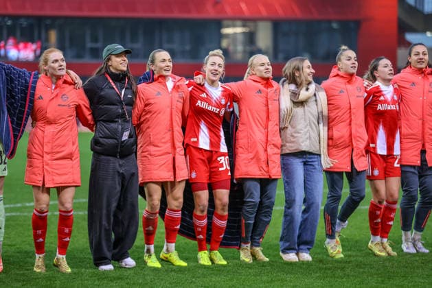 GER, München, FC Bayern München vs Hamburger SV, Google Pixel Frauen Bundesliga, Fussball, DFB, Spielzeit 2025 2026, FC Bayern Campus, 13. Spieltag, im Bild: FC Bayern München gewinnt nach Toren 6:0 gegen Hamburger SV, Freude, Emotionen, Jubel nach dem Spiel DFB DFL REGULATIONS PROHIBIT ANY USE OF PHOTOGRAPHS AS IMAGE SEQUENCES AND OR QUASI-VIDEO, 14.12.2025 Copyright: HMBxMedia HendrikxHamelau