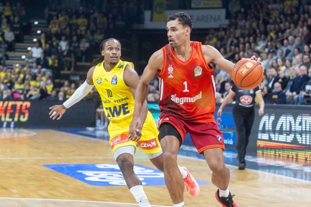 Oldenburg, Niedersachsen, DEU, 14.12.2025, Oscar da Silva (rechts, FC Bayern München Basketball) und James Woodard (links, EWE Baskets Oldenburg). EWE Baskets Oldenburg vs. FC Bayern München Basketball. 1. Basketball-Bundesliga Saison 2025 2026, 10. Spieltag, Grosse EWE Arena. EWE Baskets Oldenburg vs. FC Bayern München Basketball