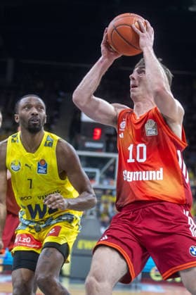 Oldenburg, Niedersachsen, DEU, 14.12.2025, Justinian Jessup (rechts, FC Bayern München Basketball) und Dakarai Tucker (links, EWE Baskets Oldenburg). EWE Baskets Oldenburg vs. FC Bayern München Basketball. 1. Basketball-Bundesliga Saison 2025 2026, 10. Spieltag, Grosse EWE Arena. EWE Baskets Oldenburg vs. FC Bayern München Basketball