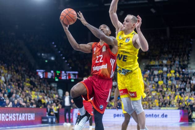Oldenburg, Niedersachsen, DEU, 14.12.2025, Isiaha Mike (links, FC Bayern München Basketball) und Seth Hinrichs (rechts, EWE Baskets Oldenburg). EWE Baskets Oldenburg vs. FC Bayern München Basketball. 1. Basketball-Bundesliga Saison 2025 2026, 10. Spieltag, Grosse EWE Arena. EWE Baskets Oldenburg vs. FC Bayern München Basketball