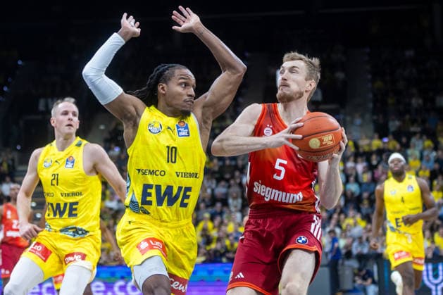 Oldenburg, Niedersachsen, DEU, 14.12.2025, Niels Giffey (rechts, FC Bayern München Basketball) und James Woodard (links, EWE Baskets Oldenburg). EWE Baskets Oldenburg vs. FC Bayern München Basketball. 1. Basketball-Bundesliga Saison 2025 2026, 10. Spieltag, Grosse EWE Arena. EWE Baskets Oldenburg vs. FC Bayern München Basketball