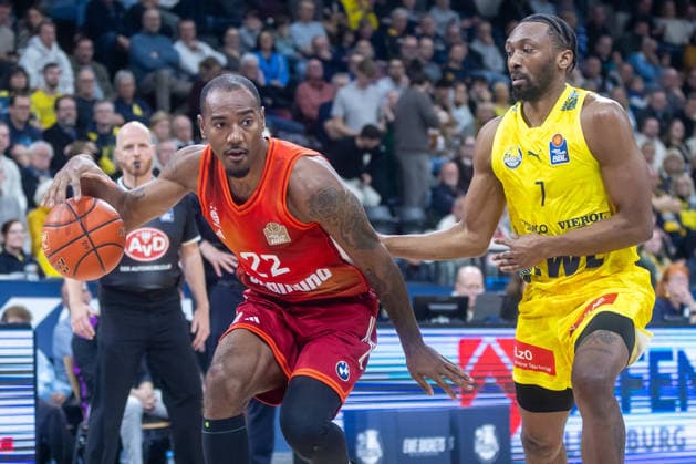 Oldenburg, Niedersachsen, DEU, 14.12.2025, Isiaha Mike (links, FC Bayern München Basketball) und Dakarai Tucker (rechts, EWE Baskets Oldenburg). EWE Baskets Oldenburg vs. FC Bayern München Basketball. 1. Basketball-Bundesliga Saison 2025 2026, 10. Spieltag, Grosse EWE Arena. EWE Baskets Oldenburg vs. FC Bayern München Basketball