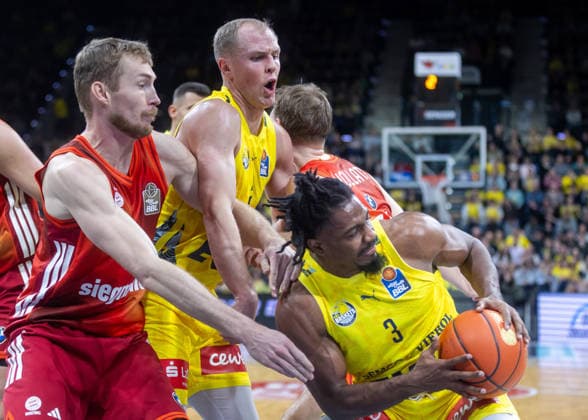 Oldenburg, Niedersachsen, DEU, 14.12.2025, Christopher Clemons (rechts, EWE Baskets Oldenburg), Seth Hinrichs (Mitte, EWE Baskets Oldenburg) und Niels Giffey (links, FC Bayern München Basketball). EWE Baskets Oldenburg vs. FC Bayern München Basketball. 1. Basketball-Bundesliga Saison 2025 2026, 10. Spieltag, Grosse EWE Arena. EWE Baskets Oldenburg vs. FC Bayern München Basketball
