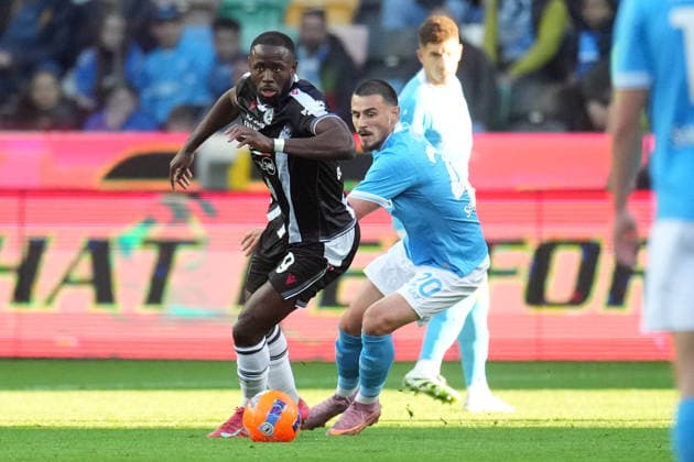 UDINE, ITALY - DECEMBER 14: Kingsley Ehizibue of Udinese Calcio vies with Eljif Elmas of SSC Napoli during the match between Udinese Calcio and SSC Napoli at Bluenergy Stadium on December 14, 2025 in Udine, Italy Copyright: xFOTOAGENZIAx