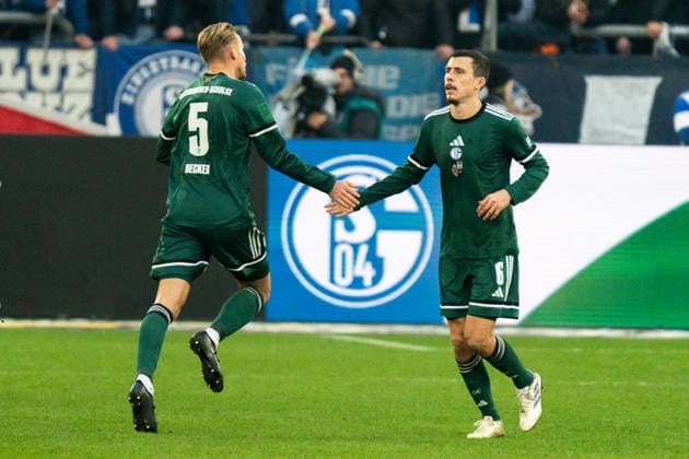 Deutschland: 2. Bundesliga 2025 26, 14. Spieltag - FC Schalke 04 vs. 1. FC Nürnberg - 14.12.2025 - Veltins-Arena (Gelsenkirchen, Nordrhein-Westfalen) Einwechslung neu im Spiel Timo Becker (Schalke 04, 5) Raus Ron Schallenberg (Schalke 04, 6)